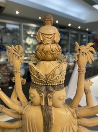 Een fijne grote Chinese ivoren figuur van Avalokitesvara, 19e eeuw