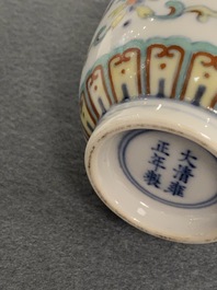 Een Chinese miniatuur doucai vaas, Yongzheng merk en periode