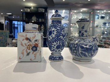 Deux tasses, un kendi, un vase couvert et une bo&icirc;te &agrave; th&eacute; en porcelaine de Chine en bleu et blanc et de style Imari, Wanli et Kangxi