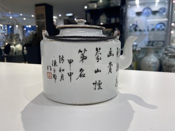 Een Chinese qianjiang cai theepot met deksel, 19/20e eeuw