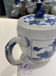 Een Chinese blauw-witte theepot met antiquiteiten, Kangxi