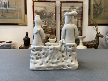 Un groupe en porcelaine blanc de Chine de Dehua figurant une famille hollandaise, Kangxi