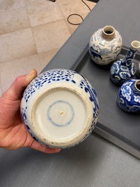 Quatorze vases en porcelaine de Chine en bleu et blanc, 18/20e eeuw