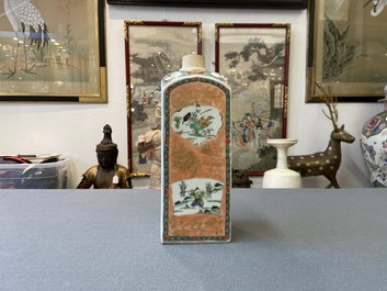 Une bouteille de forme carr&eacute;e en porcelaine de Chine famille verte, Kangxi