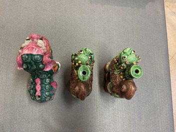 Un mod&egrave;le d'un lion bouddhiste en porcelaine de Chine famile rose et une paire de porte-encens en biscuit &eacute;maill&eacute; vert, 19&egrave;me