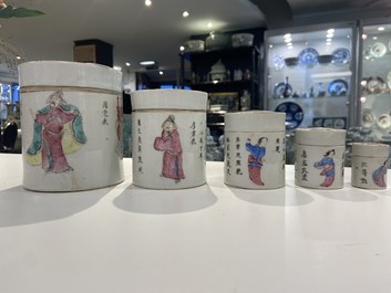 Cinq bo&icirc;tes couvertes en porcelaine de Chine famille rose &agrave; d&eacute;cor 'Wu Shuang Pu', 19&egrave;me