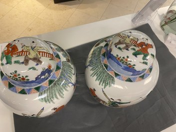 Une paire de pots couverts en porcelaine de Chine wucai, marque de Wanli, 19&egrave;me