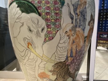 Un grand vase en porcelaine de Chine famille rose &agrave; d&eacute;cor d'immortels, R&eacute;publique