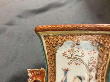 Un vase couvert en porcelaine de Chine famille rose &agrave; d&eacute;cor mandarin, Qianlong