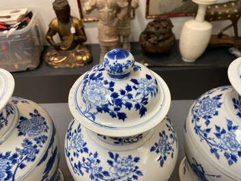 Drie Chinese blauw-witte dekselvazen, Kangxi merk, 19e eeuw