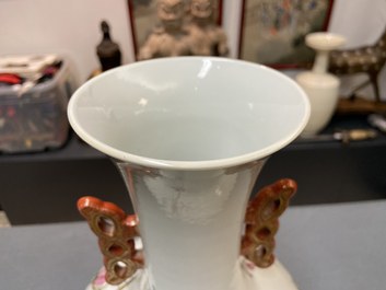 Un vase en porcelaine de Chine famille rose, marque de Hongxian, R&eacute;publique