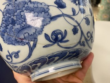 Twee Chinese blauw-witte kommen, Kangxi en Wanli