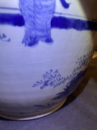 Trois grands vases en porcelaine de Chine en bleu et blanc, &eacute;poque Transition