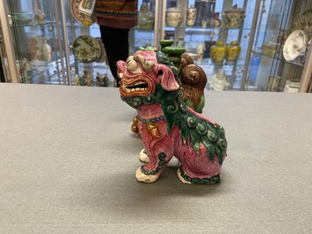 Een Chinees famille rose model van een boeddhistische leeuw en een paar verte biscuit wierookhouders, 19e eeuw