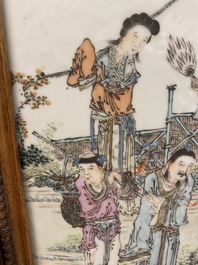 Un &eacute;cran de table en bois avec une plaque porcelaine de Chine qianjiang cai, 19&egrave;me