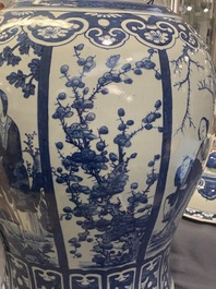 Une paire de grands vases couverts en porcelaine de Chine en bleu et blanc, 19&egrave;me