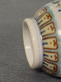 Un vase miniature en porcelaine de Chine doucai, marque et &eacute;poque de Yongzheng