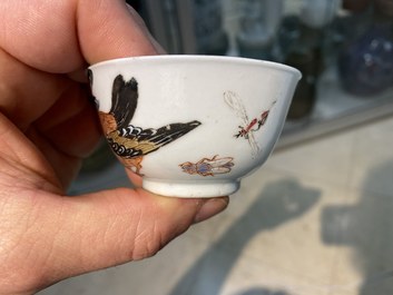 Une tasse et soucoupe en porcelaine de Chine famille rose &agrave; d&eacute;cor d'un oiseau entour&eacute; d'insectes, Yongzheng