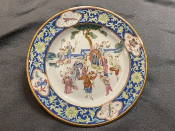 Une assiette en porcelaine de Chine famille rose, marque et &eacute;poque de Tongzhi