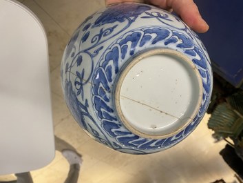 Twee Chinese blauw-witte kommen, Kangxi en Wanli