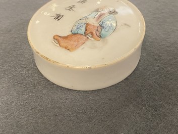 Cinq bo&icirc;tes couvertes en porcelaine de Chine famille rose &agrave; d&eacute;cor 'Wu Shuang Pu', 19&egrave;me