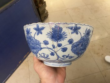 Twee Chinese blauw-witte kommen, Kangxi en Wanli