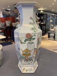 Un vase de forme hexagonale en porcelaine de Chine qianjiang cai &agrave; d&eacute;cor d'antiquit&eacute;s, 19&egrave;me