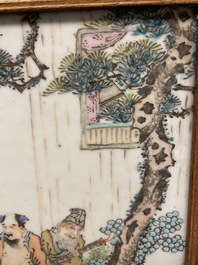 Un &eacute;cran de table en bois avec une plaque porcelaine de Chine qianjiang cai, 19&egrave;me