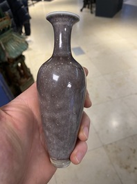 Un vase sur support en porcelaine de Chine &agrave; &eacute;mail 'fleur de p&ecirc;cher', marque de Kangxi, 19/20&egrave;me