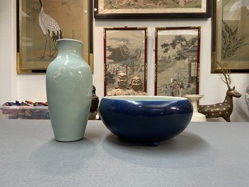 Un br&ucirc;le-parfum en porcelaine de Chine bleu monochrome et un vase en c&eacute;ladon &agrave; d&eacute;cor en relief, 18/19&egrave;me