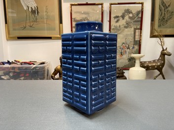 Un vase de forme 'cong' en porcelaine de Chine bleu monochrome, marque de Guangxu, R&eacute;publique