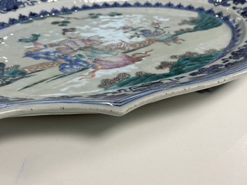 Une paire de plats de forme ovale en porcelaine de Chine famille rose, Qianlong