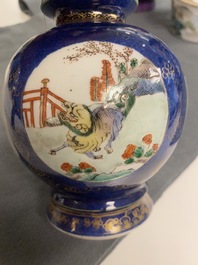 Un vase en porcelaine de Chine famille verte &agrave; fond bleu poudr&eacute;, Kangxi