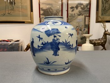 Un pot en porcelaine de Chine en bleu et blanc &agrave; d&eacute;cor de figures dans un paysage, marque d'un li&egrave;vre, Wanli