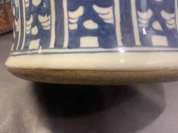 Une paire de grands vases couverts en porcelaine de Chine en bleu et blanc, 19&egrave;me
