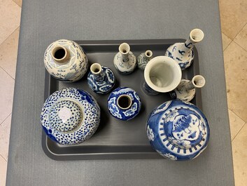 Quatorze vases en porcelaine de Chine en bleu et blanc, 18/20e eeuw