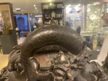 Een zeer grote Chinese bronzen wierookbrander, Xuande merk, Ming
