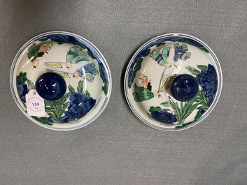 A pair of Chinese wucai vases and covers, 19/20th C.