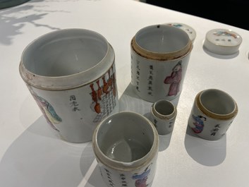 Cinq bo&icirc;tes couvertes en porcelaine de Chine famille rose &agrave; d&eacute;cor 'Wu Shuang Pu', 19&egrave;me