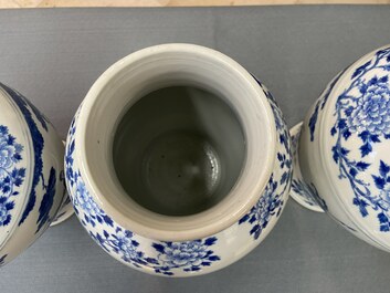 Trois vases couverts en porcelaine de Chine en bleu et blanc, marque de Kangxi, 19&egrave;me