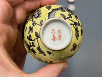 Een Chinese Dayazhai kom met gele fondkleur en twee doosjes voor zegelpasta, 19e eeuw