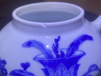 Vier Chinese blauw-witte theepotten met deksels, Kangxi