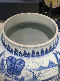 Trois grands vases en porcelaine de Chine en bleu et blanc, &eacute;poque Transition