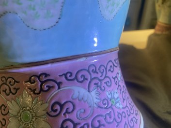 Une paire de vases en porcelaine de Chine famille rose &agrave; fond turquoise aux anses en forme de papillon, 19&egrave;me