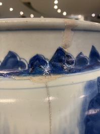 Trois grands vases en porcelaine de Chine en bleu et blanc, &eacute;poque Transition