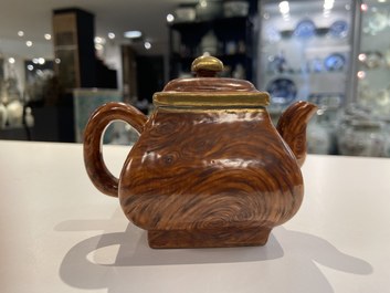 Een Chinese 'faux-bois' theepot met deksel, Qianlong merk, Republiek