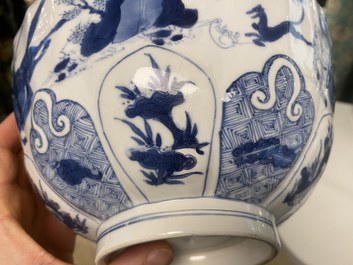 Deux bols en porcelaine de Chine en bleu et blanc, Kangxi et Wanli