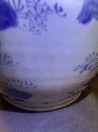 Trois grands vases en porcelaine de Chine en bleu et blanc, &eacute;poque Transition