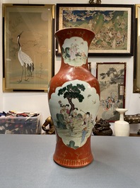 Un vase en porcelaine de Chine famille rose &agrave; fond rouge de corail, marque de Qianlong, R&eacute;publique