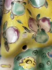 Deux figures de 'Dieux d'&eacute;toiles' en porcelaine de Chine famille rose, marques en creux, 19/20&egrave;me